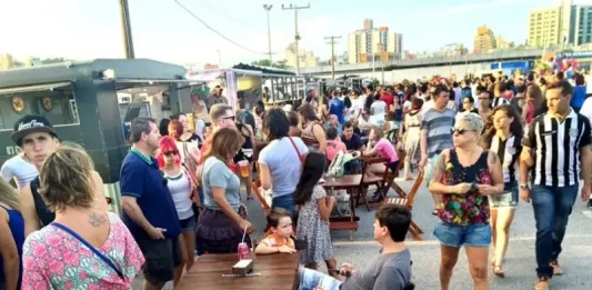 São José abre credenciamento para comércio no evento Escolha da Corte do Carnaval Zé Folia 2026 Público circula e consome alimentos em área com food trucks durante a Escolha da Corte do Carnaval Zé Folia, em São José.