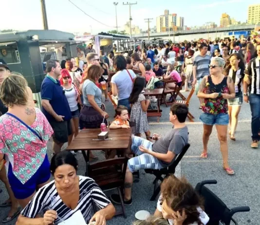 Público circula e consome alimentos em área com food trucks durante a Escolha da Corte do Carnaval Zé Folia, em São José.