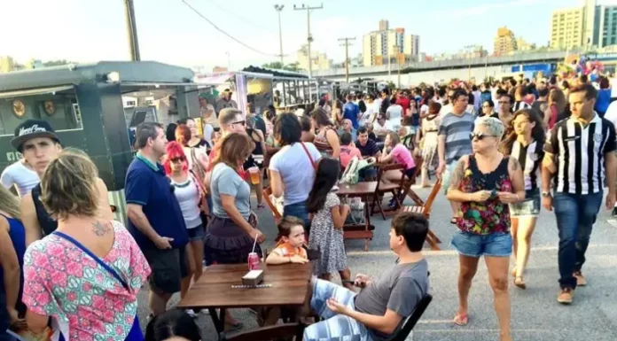 Público circula e consome alimentos em área com food trucks durante a Escolha da Corte do Carnaval Zé Folia, em São José.