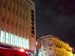 Parte da marquise do Procon SC desaba no Centro de Florianópolis Bombeirtos atendem ocorrência no prédio do Procon SC