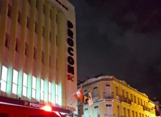 Bombeirtos atendem ocorrência no prédio do Procon SC