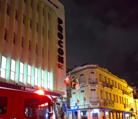 Bombeirtos atendem ocorrência no prédio do Procon SC
