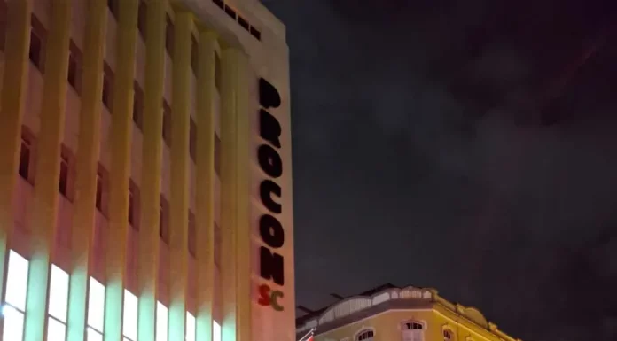 Bombeirtos atendem ocorrência no prédio do Procon SC