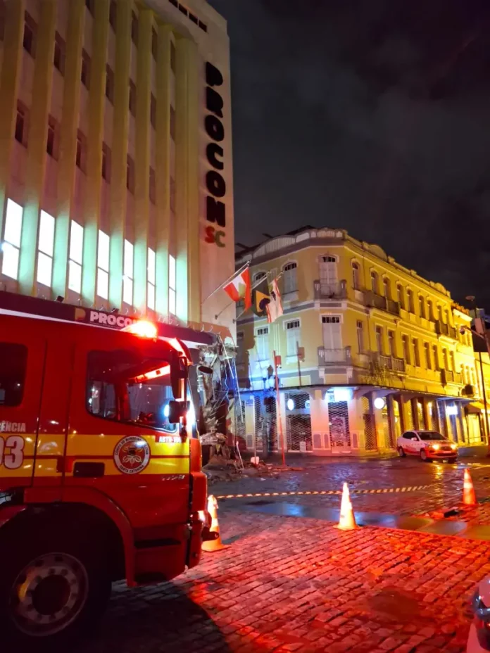 Bombeirtos atendem ocorrência no prédio do Procon SC