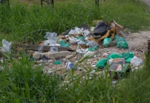 Prefeitura de São José vai multar quem descartar lixo de forma irregular na cidade descarte irregular de lixo em terreno baldio