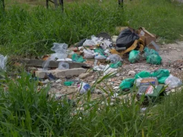 Prefeitura de São José vai multar quem descartar lixo de forma irregular na cidade descarte irregular de lixo em terreno baldio