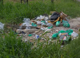 Prefeitura de São José vai multar quem descartar lixo de forma irregular na cidade descarte irregular de lixo em terreno baldio