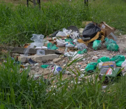 descarte irregular de lixo em terreno baldio