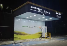 Eletroposto da Celesc destinado à recarga de veículos elétricos, destacando a infraestrutura pública de apoio à mobilidade sustentável em Santa Catarina.