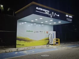 Eletroposto da Celesc destinado à recarga de veículos elétricos, destacando a infraestrutura pública de apoio à mobilidade sustentável em Santa Catarina.