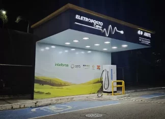Eletroposto da Celesc destinado à recarga de veículos elétricos, destacando a infraestrutura pública de apoio à mobilidade sustentável em Santa Catarina.