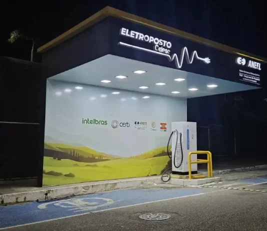 Eletroposto da Celesc destinado à recarga de veículos elétricos, destacando a infraestrutura pública de apoio à mobilidade sustentável em Santa Catarina.