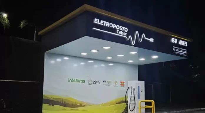 Eletroposto da Celesc destinado à recarga de veículos elétricos, destacando a infraestrutura pública de apoio à mobilidade sustentável em Santa Catarina.