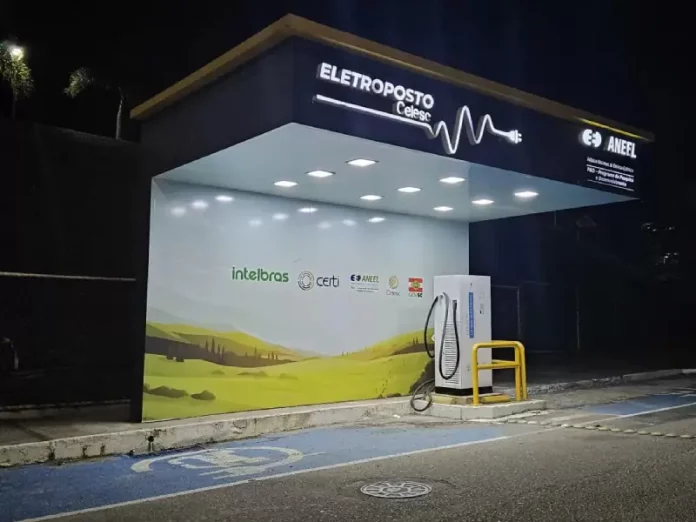 Eletroposto da Celesc destinado à recarga de veículos elétricos, destacando a infraestrutura pública de apoio à mobilidade sustentável em Santa Catarina.