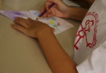 Escolinha de Arte da FCC abre inscrições para novos alunos em 2026 Criança pintando em aula na Escolinha de Arte da FCC