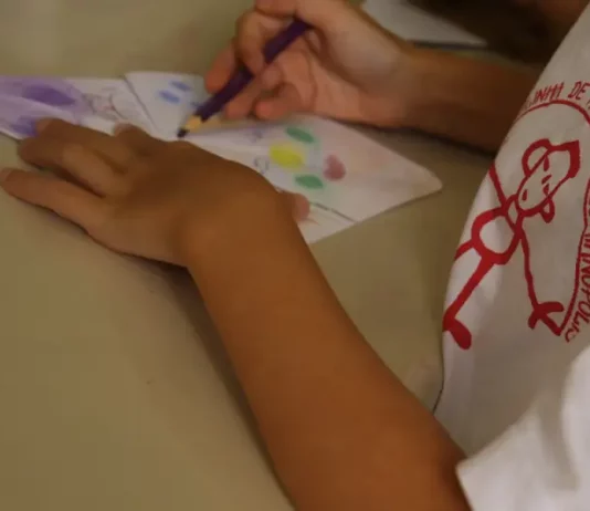 Escolinha de Arte da FCC abre inscrições para novos alunos em 2026 Criança pintando em aula na Escolinha de Arte da FCC