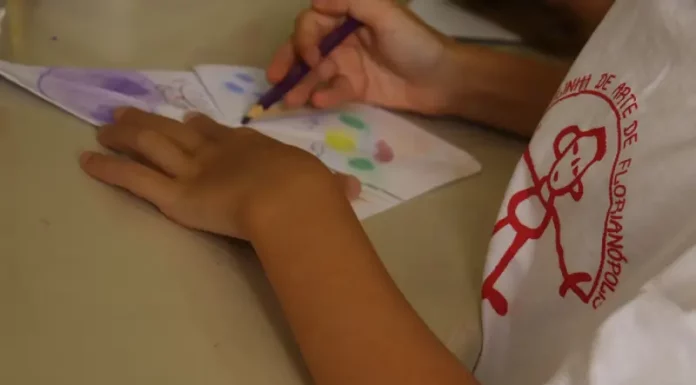 Escolinha de Arte da FCC abre inscrições para novos alunos em 2026 Criança pintando em aula na Escolinha de Arte da FCC