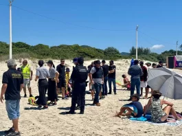 Operação integrada prende quatro pessoas e apreende materiais irregulares na praia do Campeche Fiscalização integrada na praia do Campeche reúne forças de segurança e órgãos municipais para coibir irregularidades e garantir a ordem no espaço público.