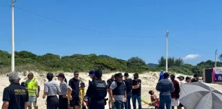 Fiscalização integrada na praia do Campeche reúne forças de segurança e órgãos municipais para coibir irregularidades e garantir a ordem no espaço público.