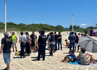 Operação integrada prende quatro pessoas e apreende materiais irregulares na praia do Campeche Fiscalização integrada na praia do Campeche reúne forças de segurança e órgãos municipais para coibir irregularidades e garantir a ordem no espaço público.