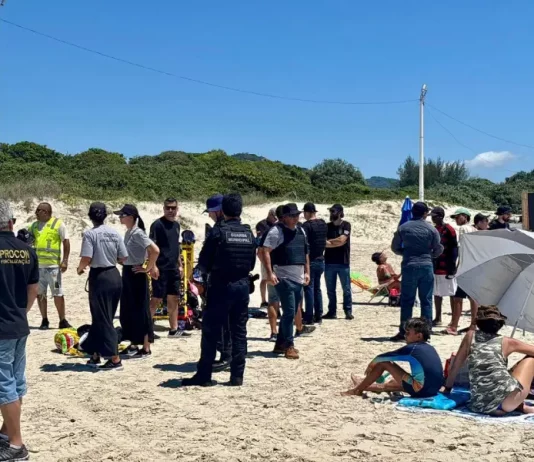 Fiscalização integrada na praia do Campeche reúne forças de segurança e órgãos municipais para coibir irregularidades e garantir a ordem no espaço público.