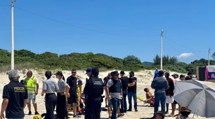 Fiscalização integrada na praia do Campeche reúne forças de segurança e órgãos municipais para coibir irregularidades e garantir a ordem no espaço público.