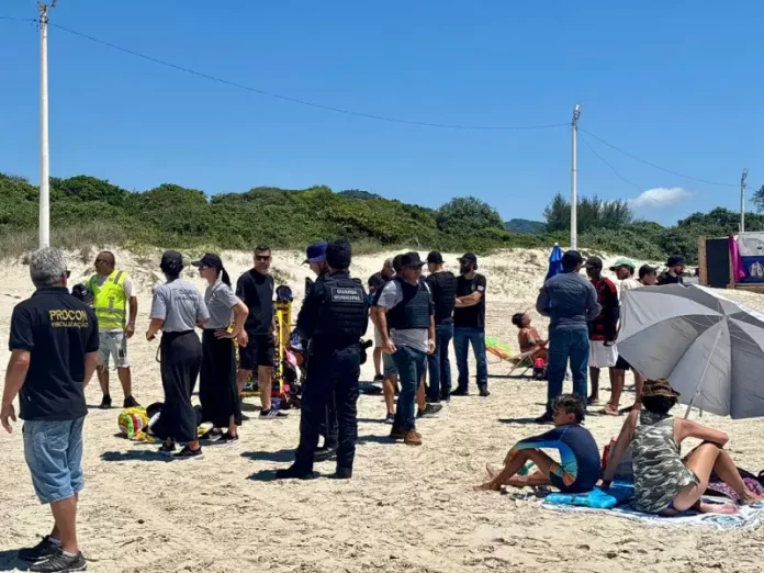 Fiscalização integrada na praia do Campeche reúne forças de segurança e órgãos municipais para coibir irregularidades e garantir a ordem no espaço público.