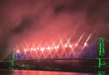 Fogos de artificio na Ponte Hercílio Luz marcam o Réveillon Floripa