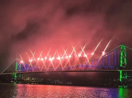 Fogos de artificio na Ponte Hercílio Luz marcam o Réveillon Floripa