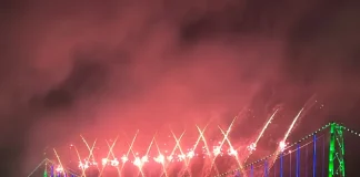 Fogos de artificio na Ponte Hercílio Luz marcam o Réveillon Floripa