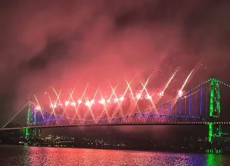Fogos de artificio na Ponte Hercílio Luz marcam o Réveillon Floripa
