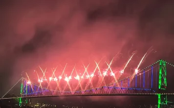 Fogos de artificio na Ponte Hercílio Luz marcam o Réveillon Floripa