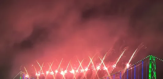 Fogos de artificio na Ponte Hercílio Luz marcam o Réveillon Floripa