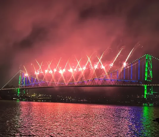 Fogos de artificio na Ponte Hercílio Luz marcam o Réveillon Floripa