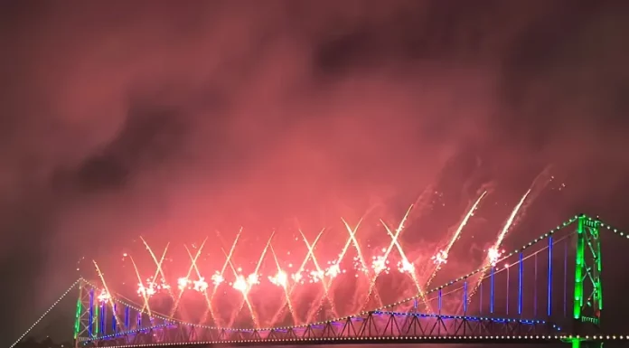 Réveillon em Florianópolis reúne mais de 700 mil pessoas e tem 15 minutos de show pirotécnico Fogos de artificio na Ponte Hercílio Luz marcam o Réveillon Floripa