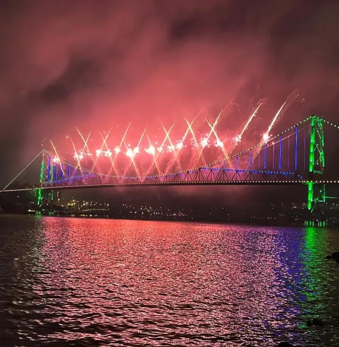 fogos Fogos de artificio na Ponte Hercílio Luz marcam o Réveillon Floripa