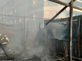Incêndio atinge quiosque no Morro das Pedras, em Florianópolis Bombeiros combatem incêndio em quiosque no Morro das Pedras