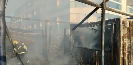 Bombeiros combatem incêndio em quiosque no Morro das Pedras