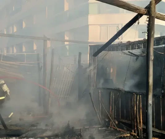 Bombeiros combatem incêndio em quiosque no Morro das Pedras