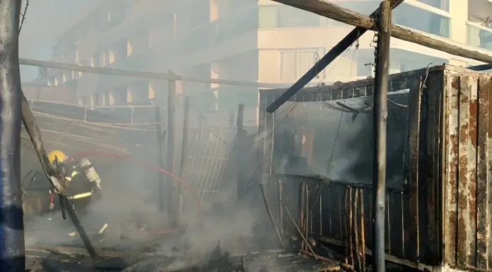 Bombeiros combatem incêndio em quiosque no Morro das Pedras