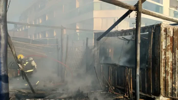 incêndio Quiosque Morro das Pedras Bombeiros combatem incêndio em quiosque no Morro das Pedras