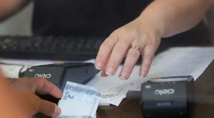 Pessoa realiza pagamento em estabelecimento comercial, imagem usada para ilustrar a liberdade econômica e o ambiente de negócios.