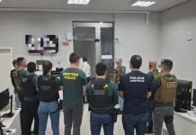 Operação Aurantium investiga irregularidades em licitação para exploração de espaço público em Criciúma Agentes da força-tarefa do GAECO durante cumprimento de mandados de busca e apreensão na Operação Aurantium em Criciúma