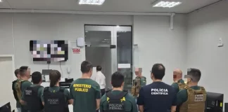 Agentes da força-tarefa do GAECO durante cumprimento de mandados de busca e apreensão na Operação Aurantium em Criciúma