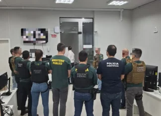 Agentes da força-tarefa do GAECO durante cumprimento de mandados de busca e apreensão na Operação Aurantium em Criciúma