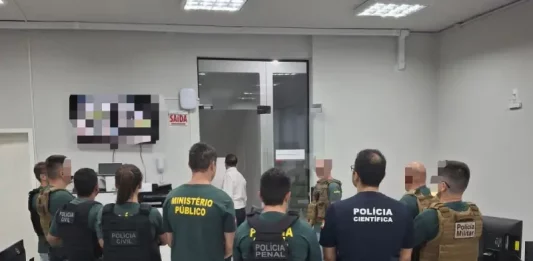 Agentes da força-tarefa do GAECO durante cumprimento de mandados de busca e apreensão na Operação Aurantium em Criciúma