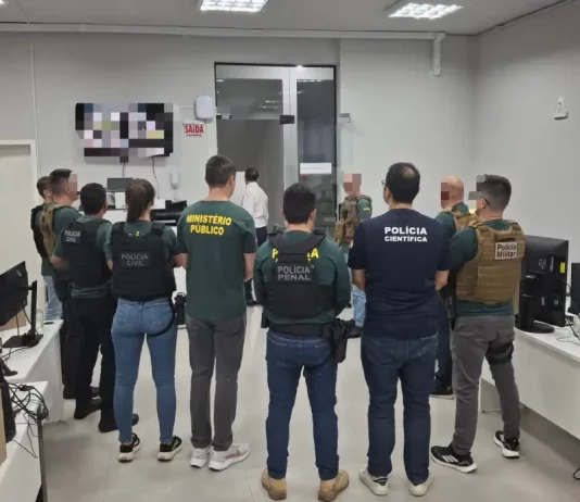 Agentes da força-tarefa do GAECO durante cumprimento de mandados de busca e apreensão na Operação Aurantium em Criciúma