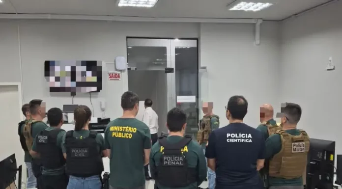 Agentes da força-tarefa do GAECO durante cumprimento de mandados de busca e apreensão na Operação Aurantium em Criciúma