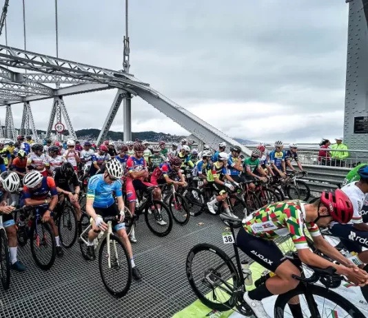 Ciclistas participando de evento esportivo em Florianópolis, em alusão ao lançamento do cadastro prévio obrigatório