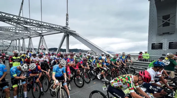 Ciclistas participando de evento esportivo em Florianópolis, em alusão ao lançamento do cadastro prévio obrigatório